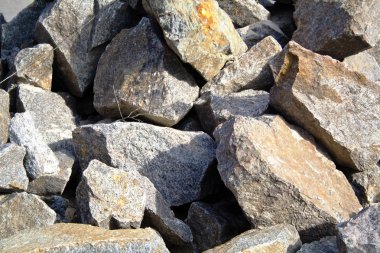 Beyaz arkaplanda izole taş