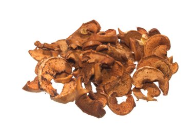 Beyaz arkaplanda izole edilmiş kurumuş meyveler