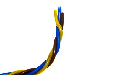 Beyaz arkaplanda elektrik kabloları izole edildi