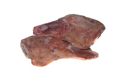 Beyaz arkaplanda izole edilmiş çiğ et