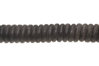 Beyaz arkaplanda elektrik kabloları izole edildi