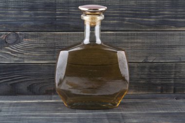 Beyaz arkaplanda konyak izole edildi