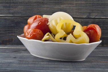 Ahşap bir zeminde izole edilmiş domatesler