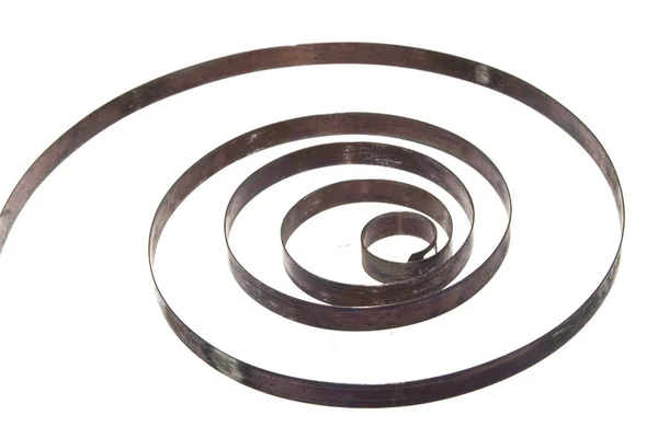 Beyaz arkaplanda yalıtılmış çelik yay