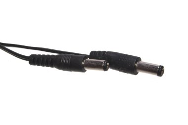 Beyaz arkaplanda elektrik kabloları izole edildi