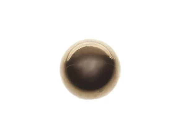 Μεταλλική μπάλα που απομονώνεται σε λευκό φόντο — Φωτογραφία Αρχείου