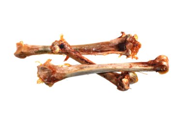 Beyaz arka planda izole edilmiş tavuk kemikleri