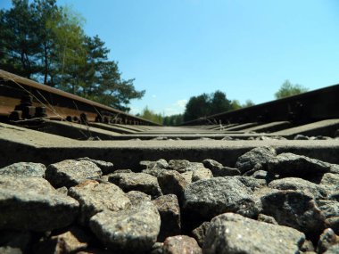                                Yazın eski paslı demiryolu