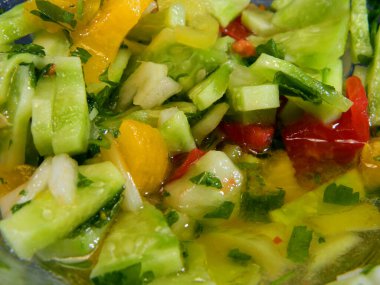                                Beyaz arkaplanda izole edilmiş olgun salatalık