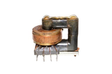 transformatör beyaz arkaplanda izole edildi