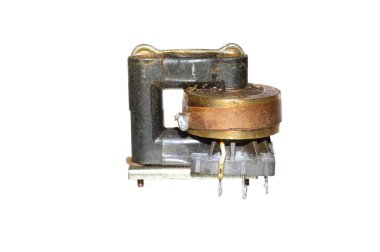 transformatör beyaz arkaplanda izole edildi