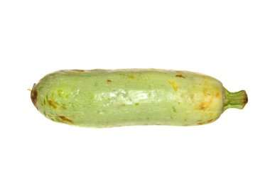 Beyaz arkaplanda çiğ sebze iliği izole edildi