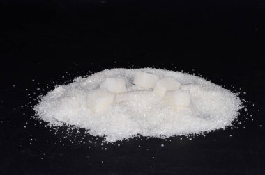 Siyah arkaplanda izole edilmiş şeker