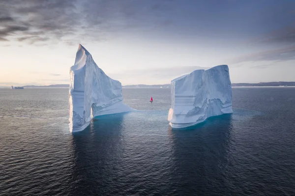 Flygvy Över Stor Glaciär Och Isberg — Stockfoto