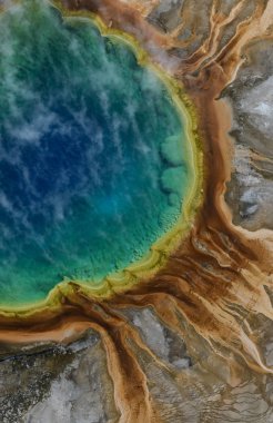 Yellowstone Ulusal Parkı 'ndaki Büyük Prizma Baharı' nın havadan görünüşü, ABD