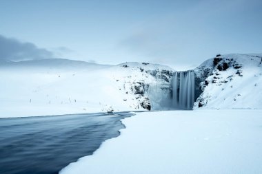 Kış, İzlanda 'da Skogafoss şelalesi