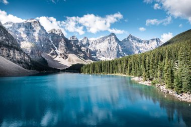 Banff Ulusal Parkı 'ndaki güzel Moraine Gölü, Alberta, Kanada