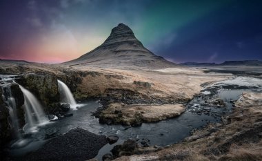 Kuzey ışıkları, İzlanda 'daki Kirkjufell şelalesinin üzerindeki Aurora Borealis.