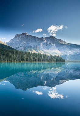 Güzel Emerald Gölü, Yoho Ulusal Parkı, İngiliz Kolombiyası, Kanada