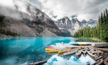 Banff Ulusal Parkı 'ndaki güzel Moraine Gölü, Alberta, Kanada