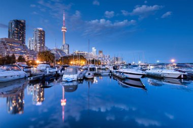 Toronto 'da güzel bir limanın çekimi yaz akşamı, Toronto, Kanada