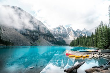 Banff Ulusal Parkı 'ndaki güzel Moraine Gölü, Alberta, Kanada