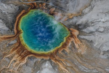 Yellowstone Ulusal Parkı 'ndaki Büyük Prizma Baharı' nın havadan görünüşü, ABD