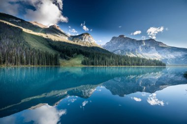 Güzel Emerald Gölü, Yoho Ulusal Parkı, İngiliz Kolombiyası, Kanada
