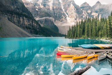 Banff Ulusal Parkı 'ndaki güzel Moraine Gölü, Alberta, Kanada