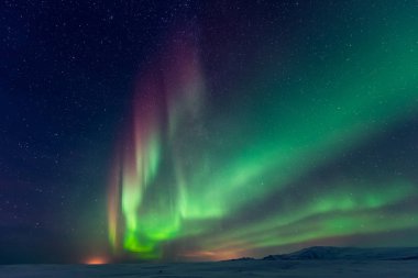 Kar vadisinde güzel kuzey ışıklarının manzarası
