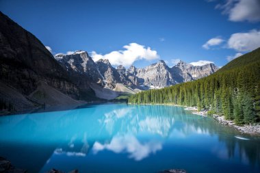 Banff Ulusal Parkı 'ndaki güzel Moraine Gölü, Alberta, Kanada