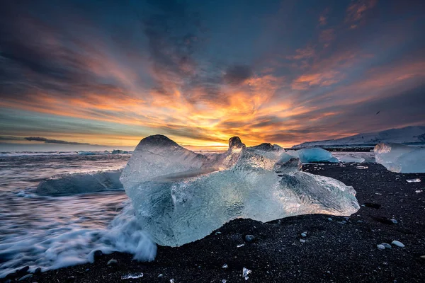Сцена Таяния Кусков Льда Черном Песчаном Пляже Арктическом Закате — стоковое фото