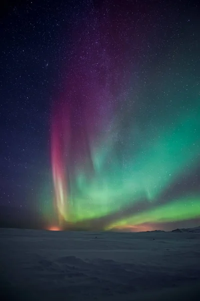 Malownicze Ujęcie Pięknych Północnych Świateł Nad Doliną Śniegu — Zdjęcie stockowe