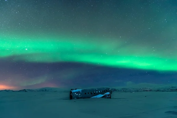 Vik 아이슬란드에 비행기 잔해를 오로라 — 스톡 사진