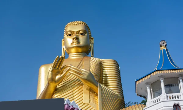 Χρυσές Βούδα Άγαλμα Μπροστά Από Γαλάζιο Του Ουρανού — Φωτογραφία Αρχείου