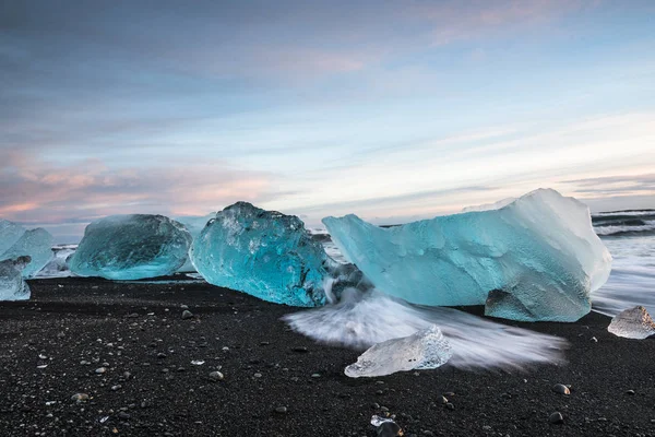 Schilderachtige Opname Van Gletsjerstukken Smeltend Zwart Zandstrand Bij Zonsondergang — Stockfoto