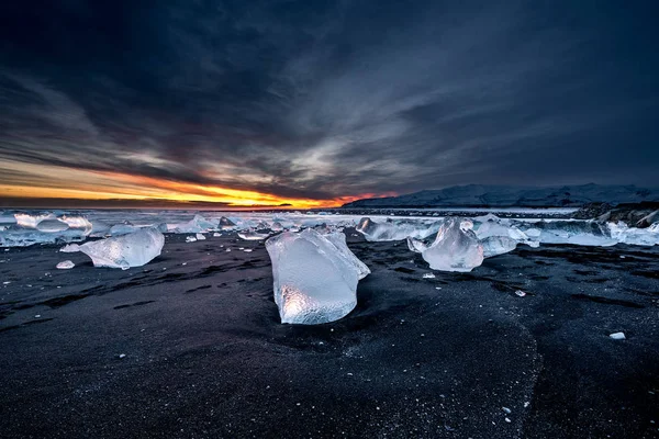 Schilderachtige Opname Van Gletsjerstukken Smeltend Zwart Zandstrand Bij Zonsondergang — Stockfoto