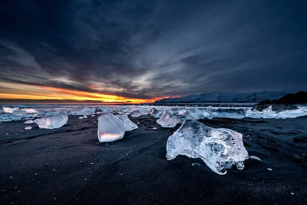 Schilderachtige Opname Van Gletsjerstukken Smeltend Zwart Zandstrand Bij Zonsondergang — Stockfoto