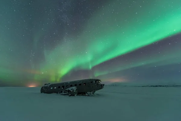 Luces Boreales Sobre Naufragio Avión Vik Islandia — Foto de Stock