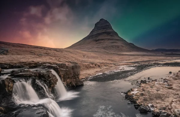 冰岛Kirkjufell瀑布上方的北极光 — 图库照片