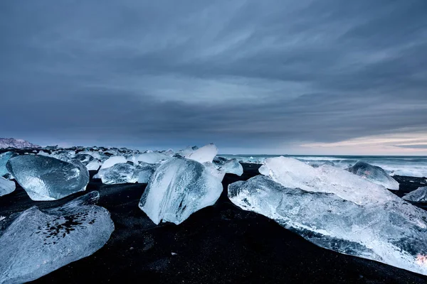 Foto Escénica Trozos Glaciares Que Funden Playa Arena Negra Puesta —  Fotos de Stock