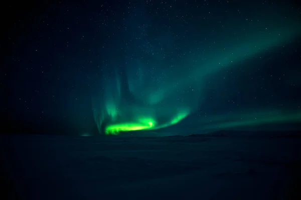 Malebný Záběr Krásných Severních Světel Nad Údolím Sněhu — Stock fotografie