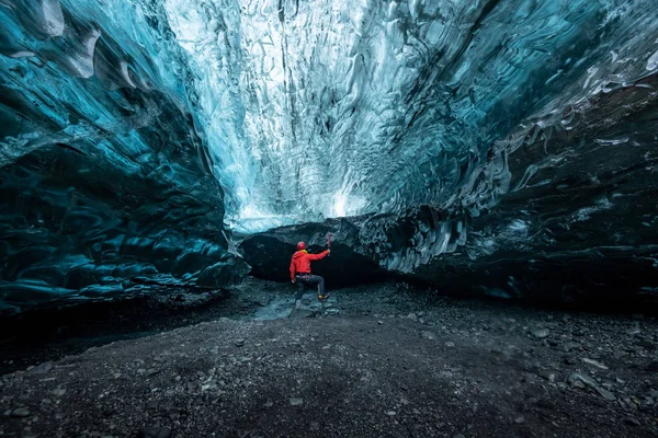 Scénický Záběr Člověka Uvnitř Arktické Ledovcové Jeskyně — Stock fotografie