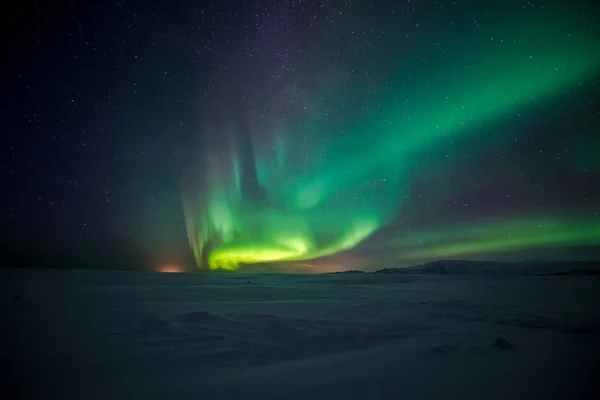 Panoramico Scatto Belle Luci Del Nord Sulla Valle Della Neve — Foto Stock