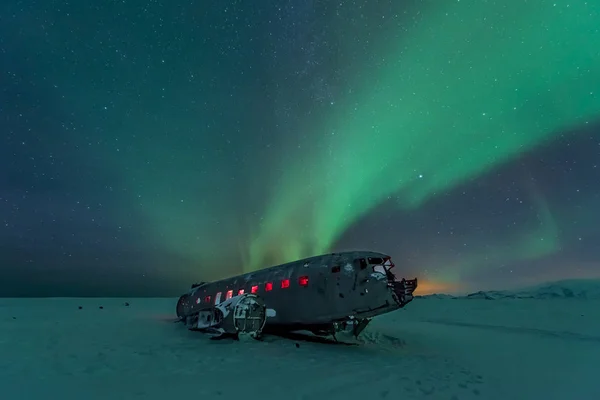 Luces Boreales Sobre Naufragio Avión Vik Islandia — Foto de Stock