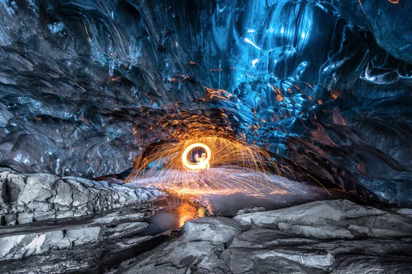 Długie Zdjęcie Osoby Tworzącej Pierścień Ognia Wewnątrz Jaskini Lodowca Arktycznego — Zdjęcie stockowe