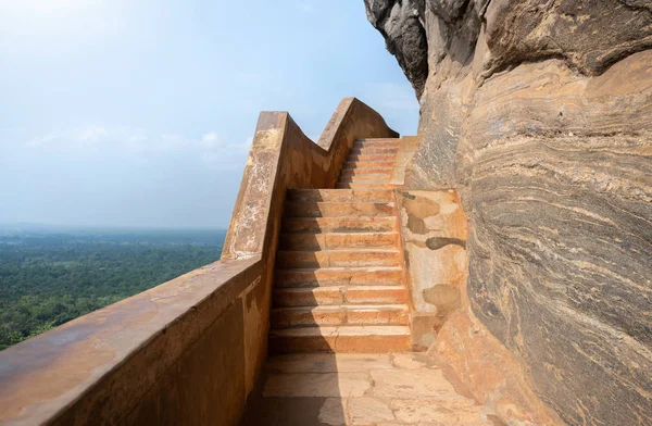 Schilderachtige Opname Van Stenen Trappen Rotsachtige Berg Zonnige Dag — Stockfoto