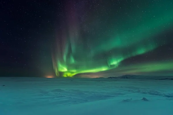 美丽的北极光在雪谷上空的风景照片 — 图库照片