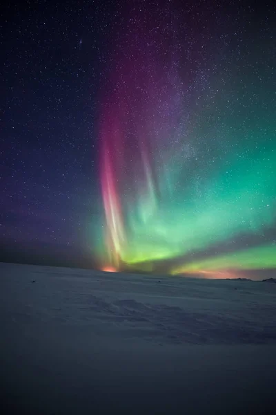 Malebný Záběr Krásných Severních Světel Nad Údolím Sněhu — Stock fotografie
