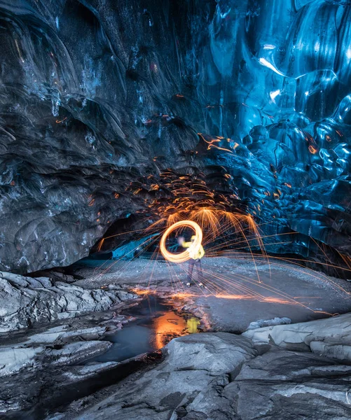 Długie Zdjęcie Osoby Tworzącej Pierścień Ognia Wewnątrz Jaskini Lodowca Arktycznego — Zdjęcie stockowe